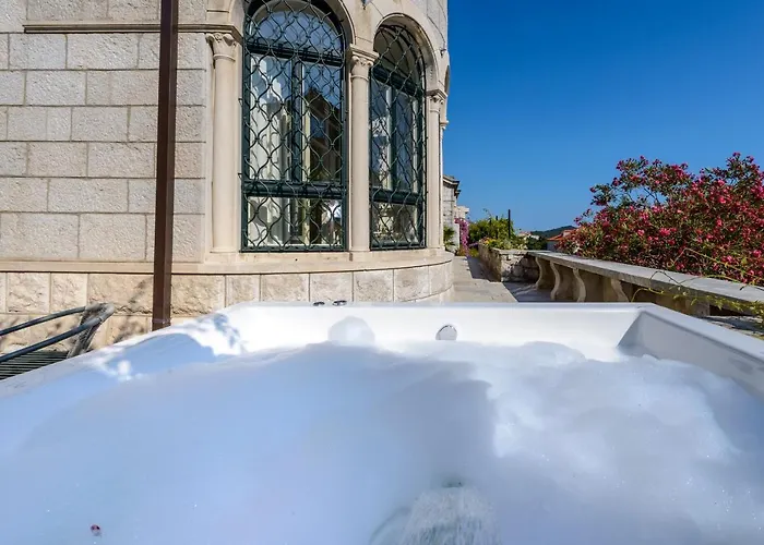 Mediteran Old Town, 5 En-suites And Hot Tub וילה